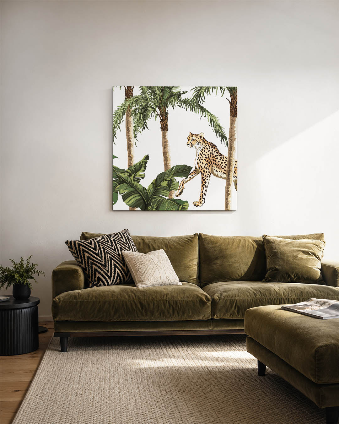 Tropische cheetah kunstwerk – sfeerbeeld – dit werk toont een cheetah tussen weelderige palmbomen en groene bladeren. De
