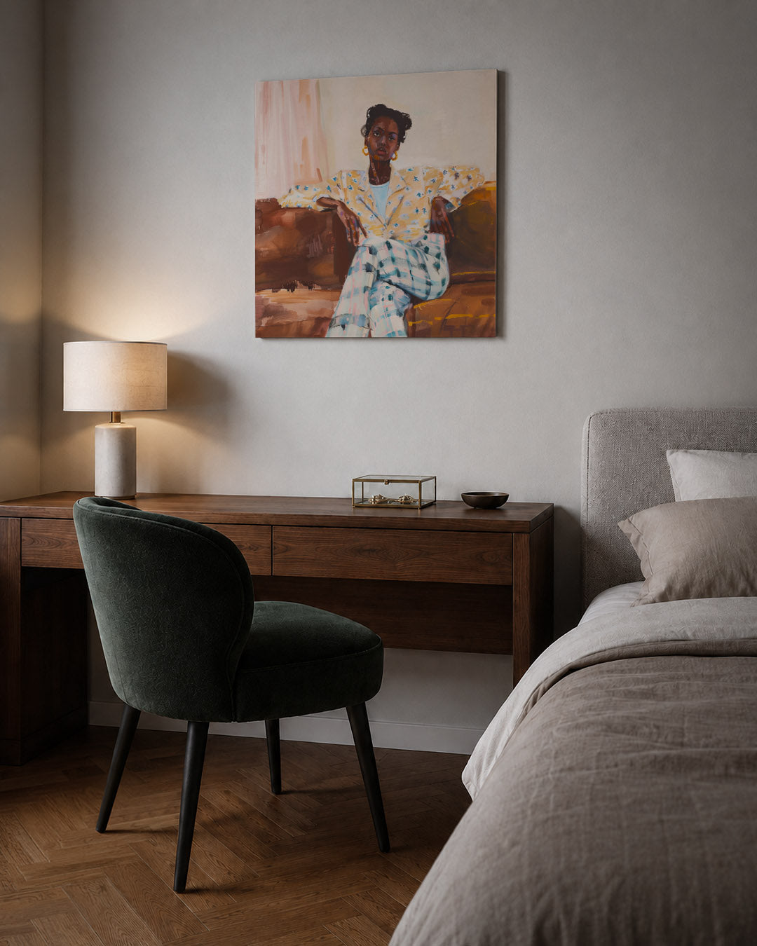 Vrouwelijk portret zittend kunstwerk – sfeerbeeld – dit werk toont een vrouw in een ontspannen pose op een bank. De warme