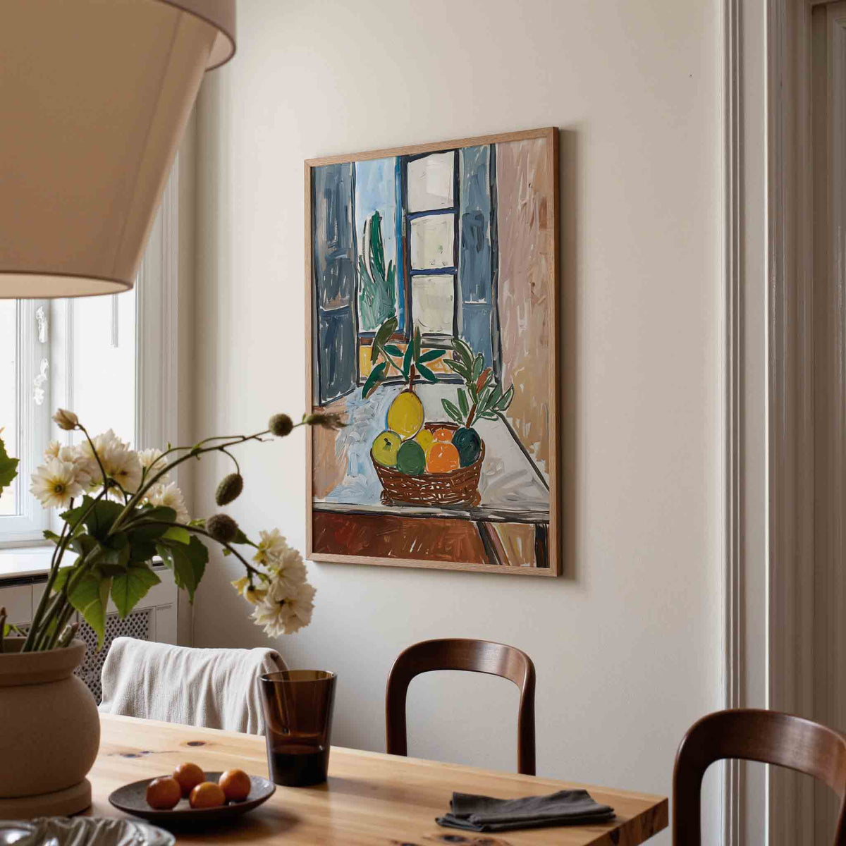 Fruitmand bij raam – eigentijdse illustratie poster in staand formaat