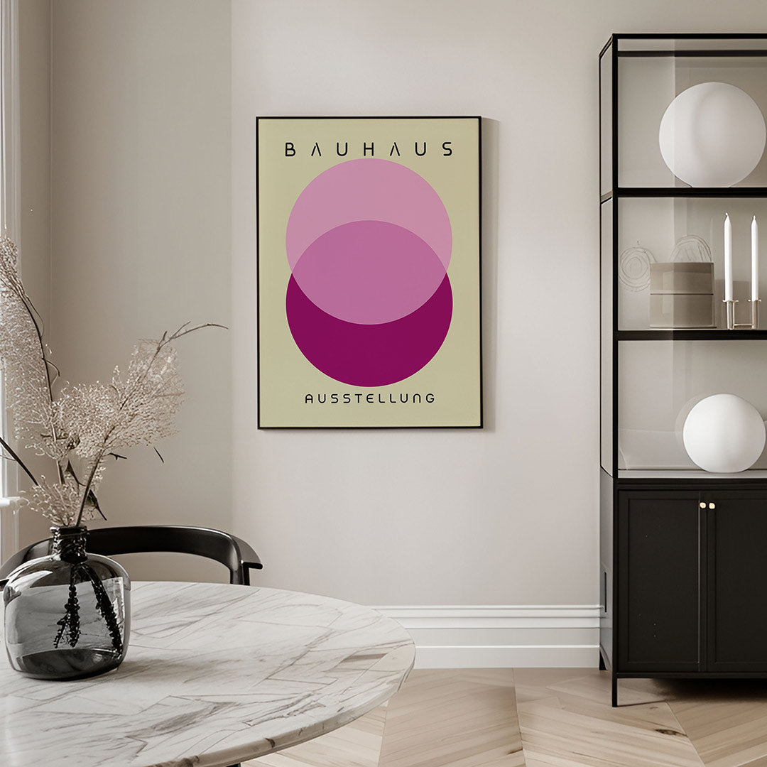 Cirkelvormen en tekst – geometrische Bauhaus poster in staand formaat