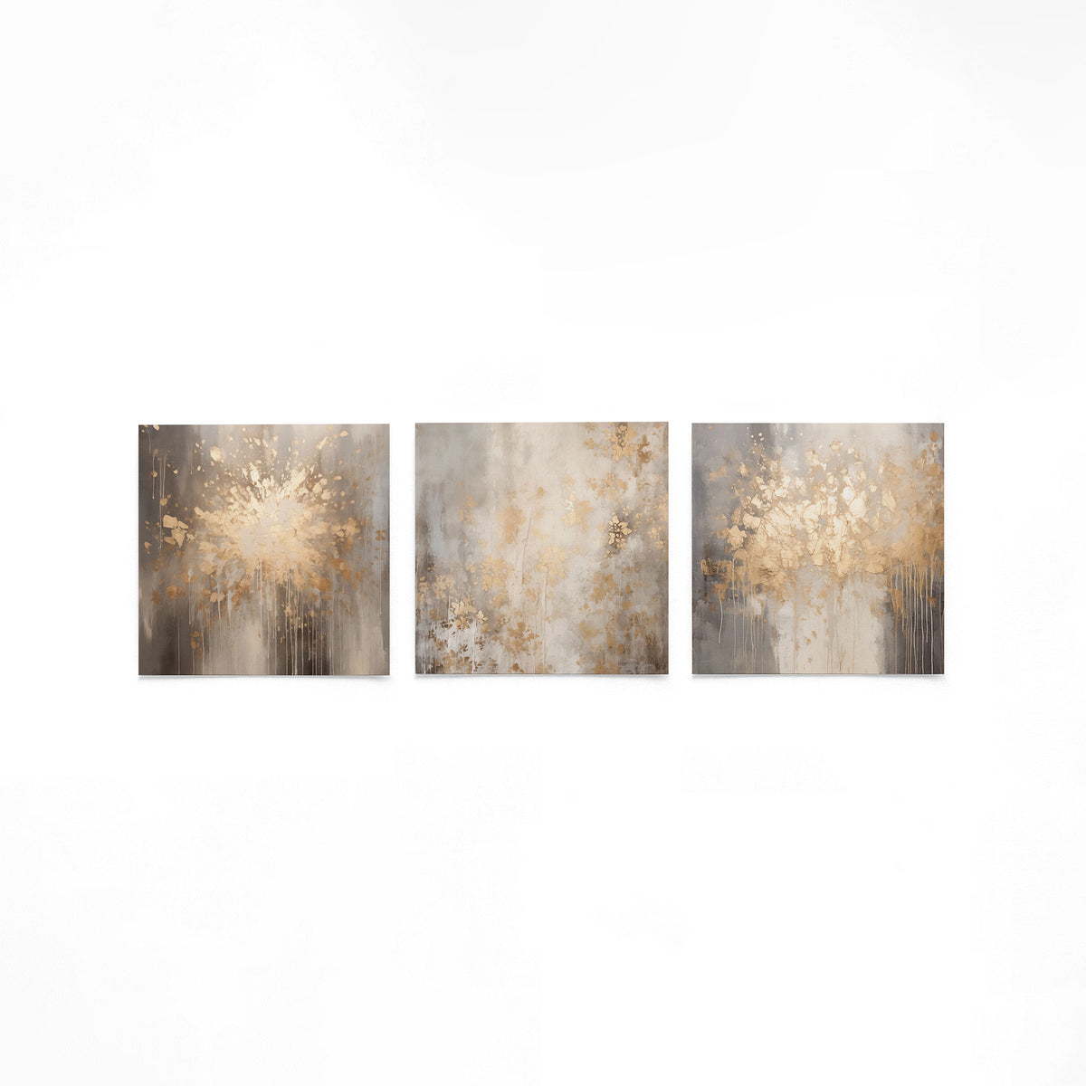 Drie vierkante posters met abstracte beige wandkunst op een gebroken witte achtergrond