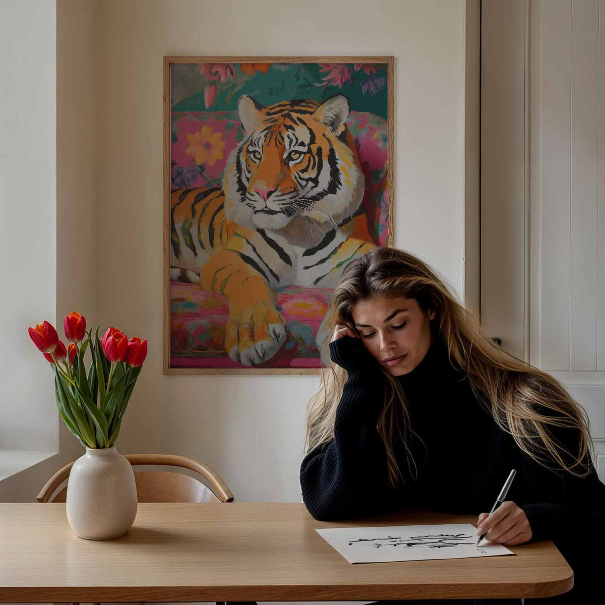 Tropische Tijger in Bloemenweelde – staande dieren wanddecoratie van WallArtistic