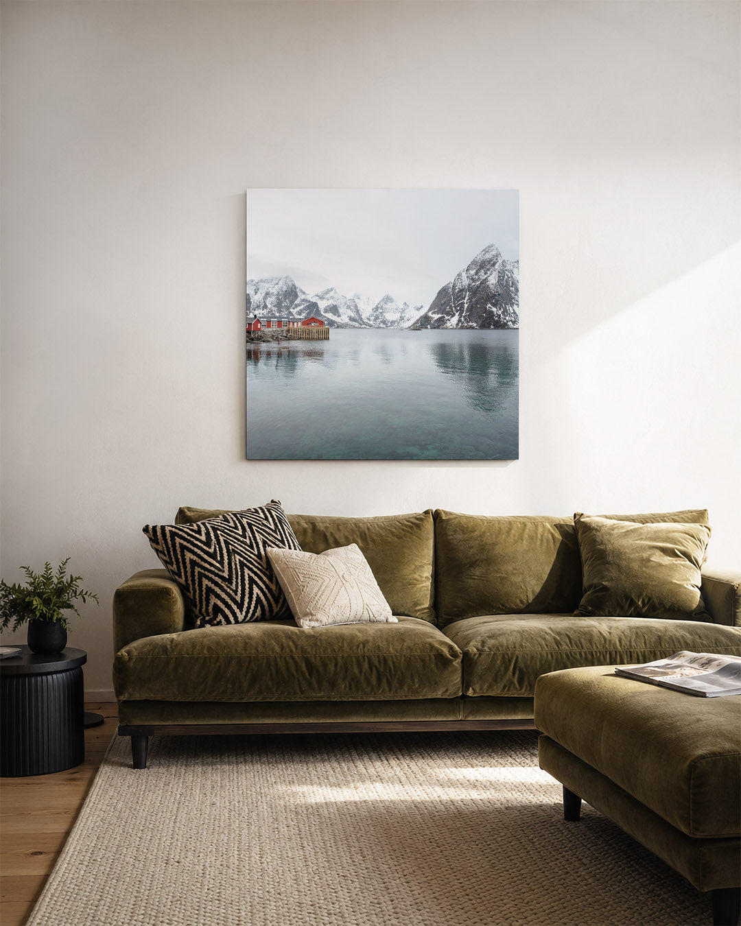 Berglandschap met rode huisjes kunstwerk – derde productweergave – deze kunstwerk toont een serene waterpartij met reflecties