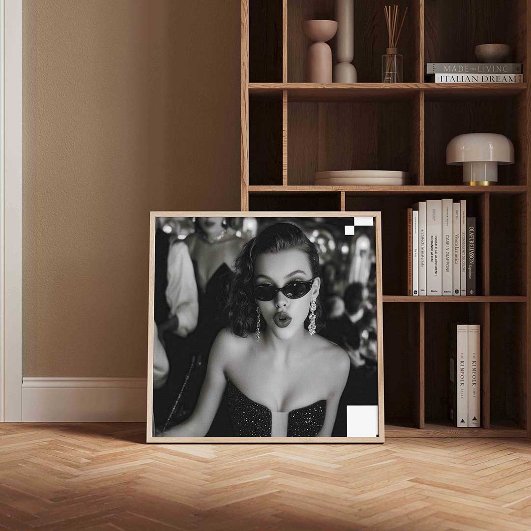 Vrouw met zonnebril – kleurrijke Pop Art poster in vierkant formaat