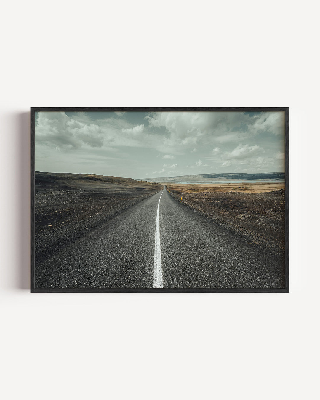 Eindeloze weg poster – liggende wanddecoratie – een lange, rechte weg strekt zich uit naar de horizon, omgeven door een