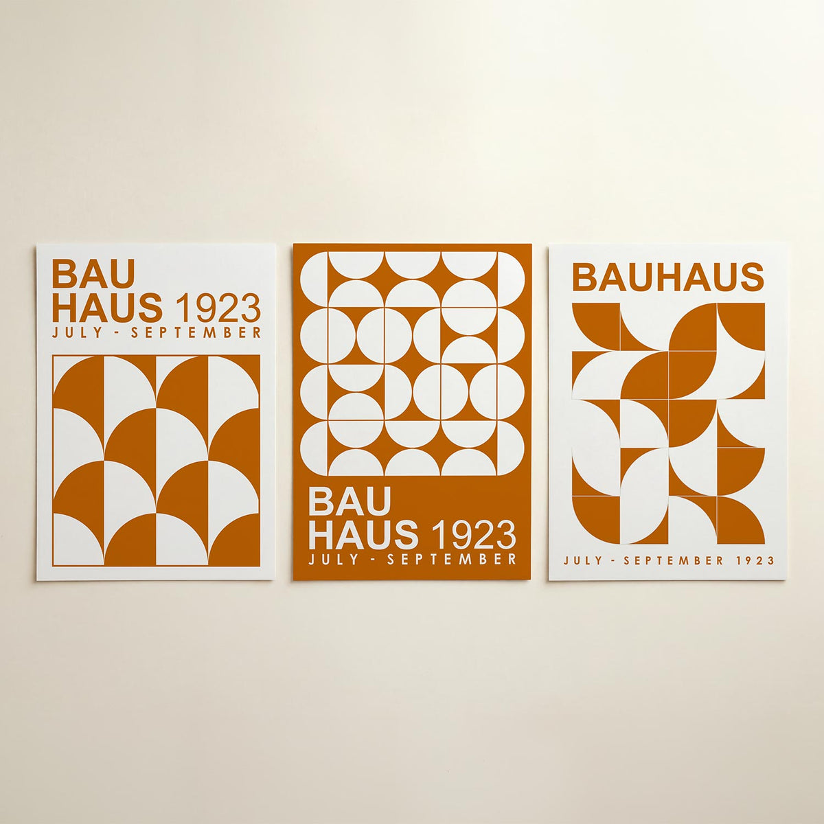 Vorm en kleurenspel posterset – detailweergave – deze posterset in drie delen toont een ritmisch patroon van halve cirkels en