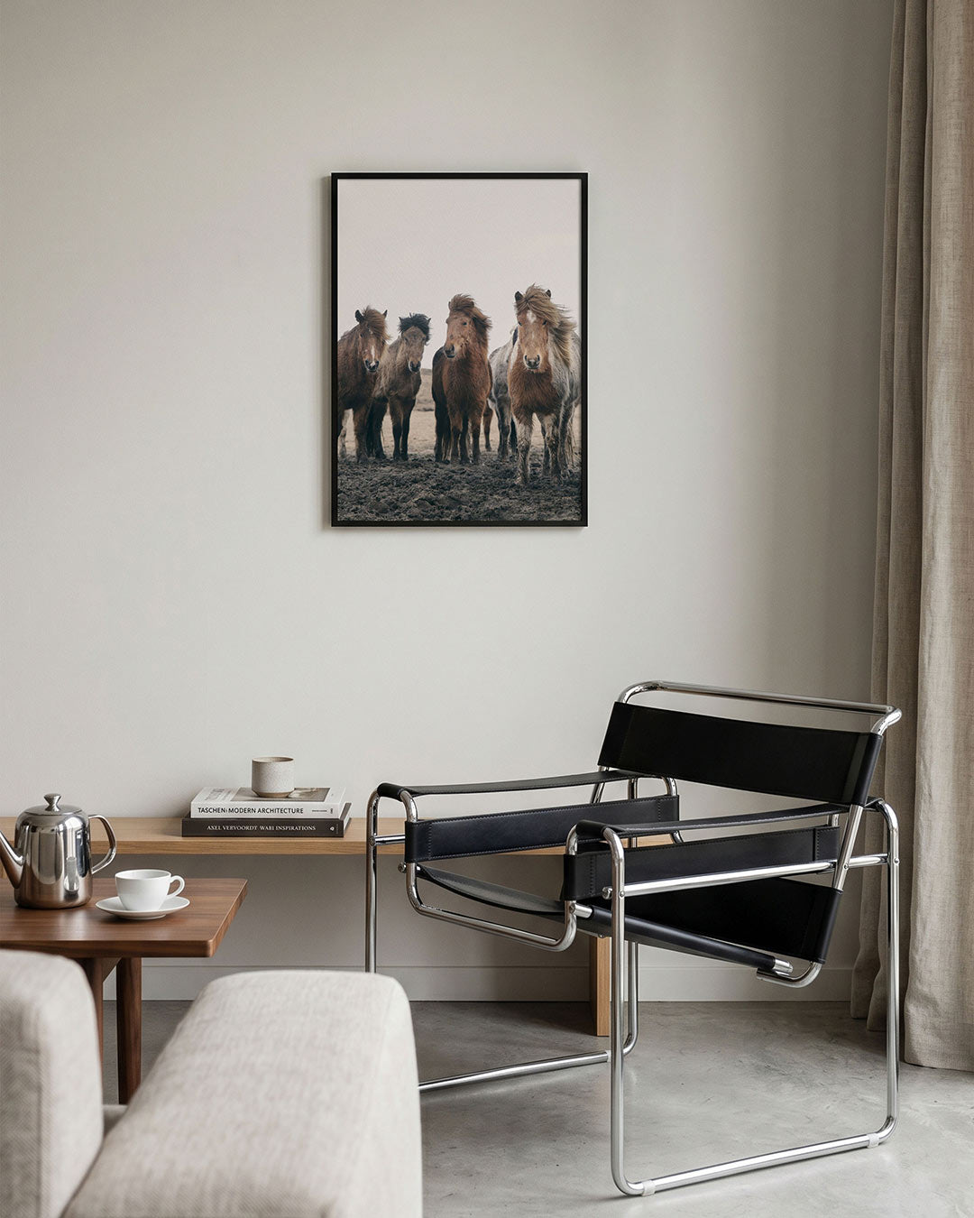 Groep paarden poster – tweede productweergave – een groep paarden staat dicht bij elkaar op een modderige ondergrond. Hun