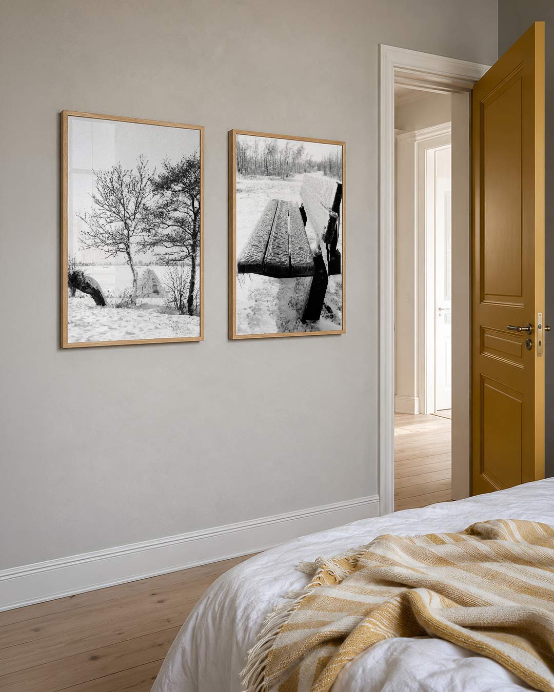 Winterse boomlijnen posterset – detailweergave – twee bomen staan in een besneeuwd landschap. De takken vormen een delicaat