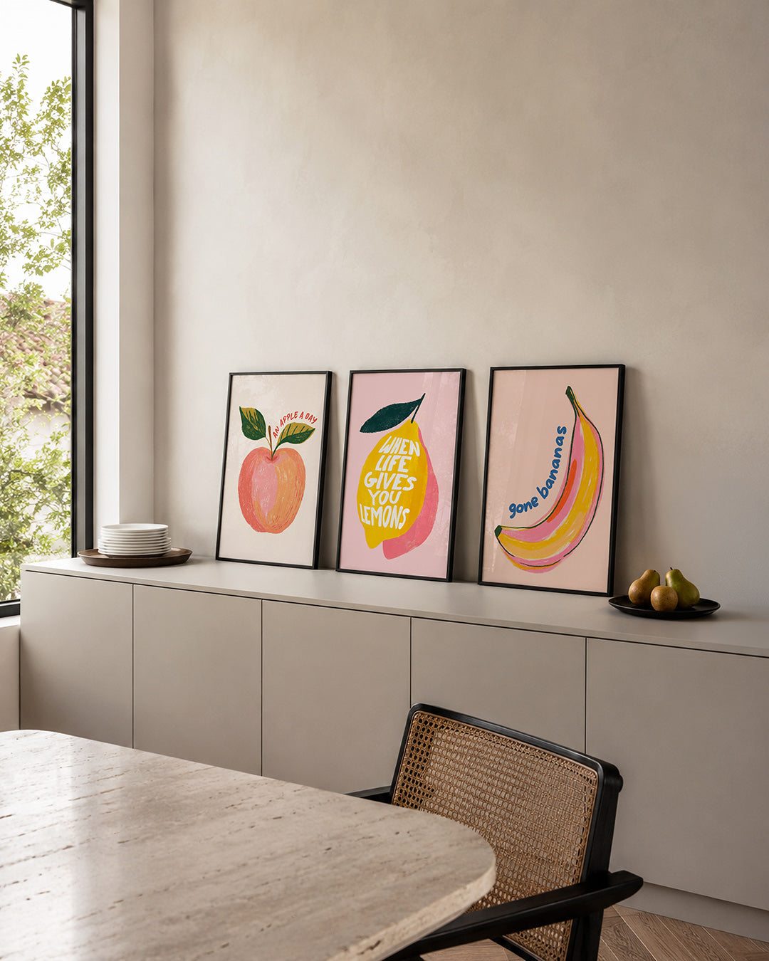 Fruitige kleurvlakken posterset – detailweergave – een speelse appel met groene bladeren en warme tinten