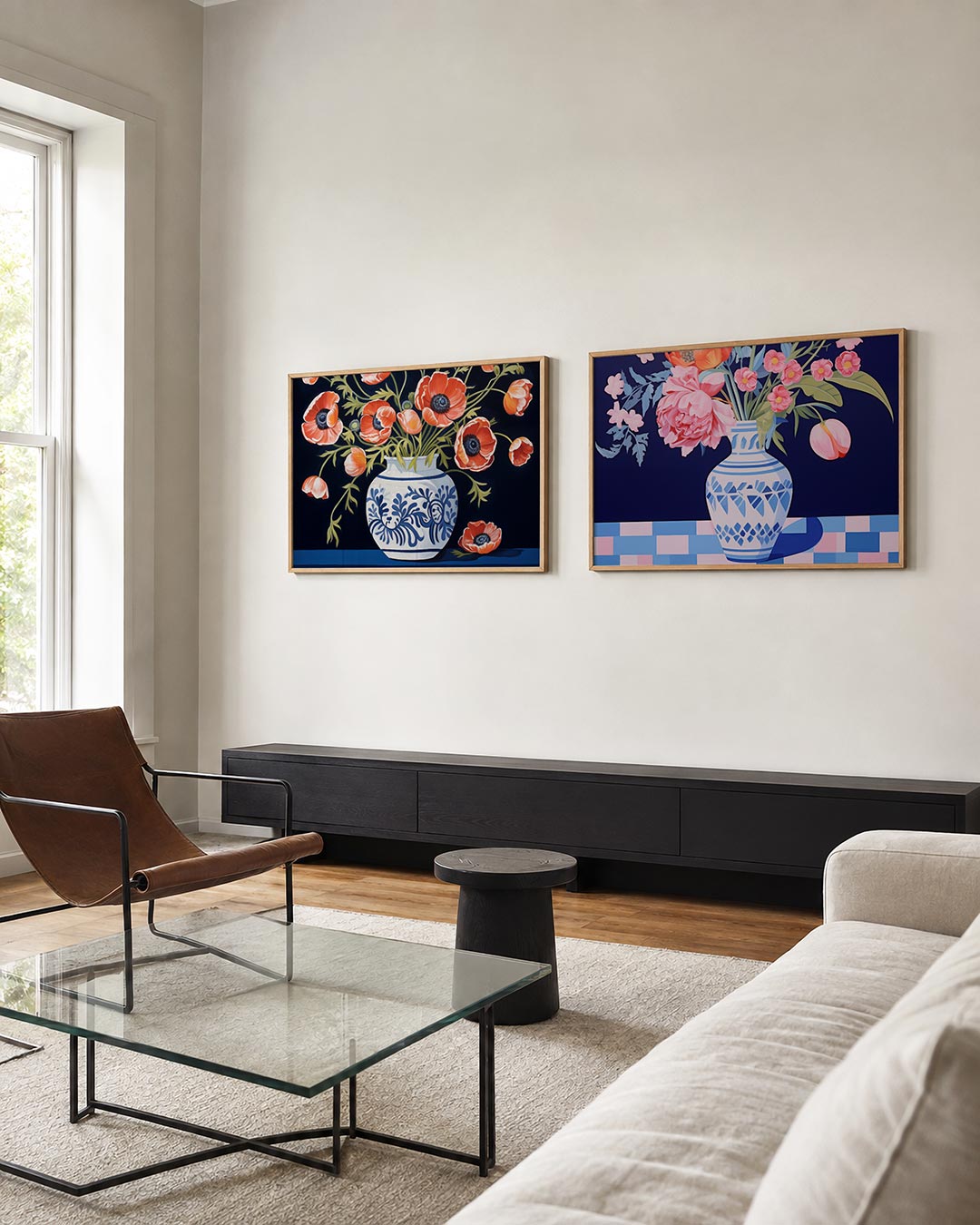 Tweedelige posterset met een vaas met blauwe patronen gevuld met levendige oranje bloemen, getoond in een interieur