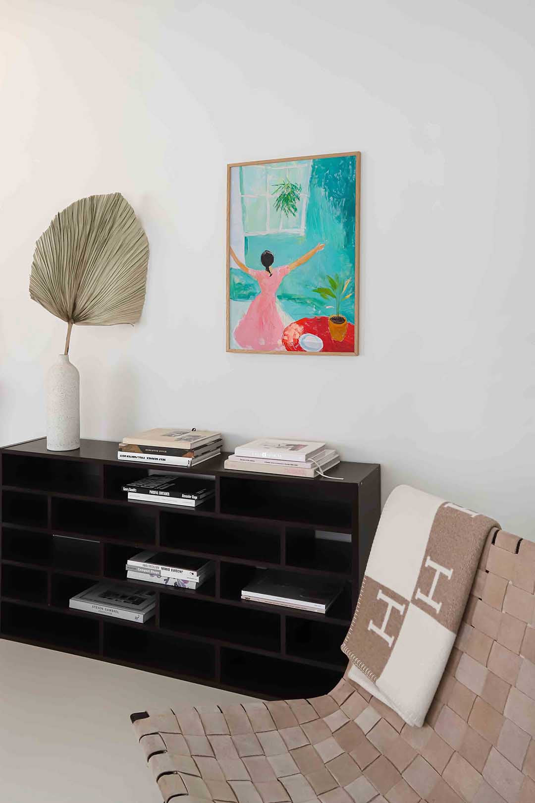 Vrouw bij raam – staande moderne wanddecoratie van WallArtistic
