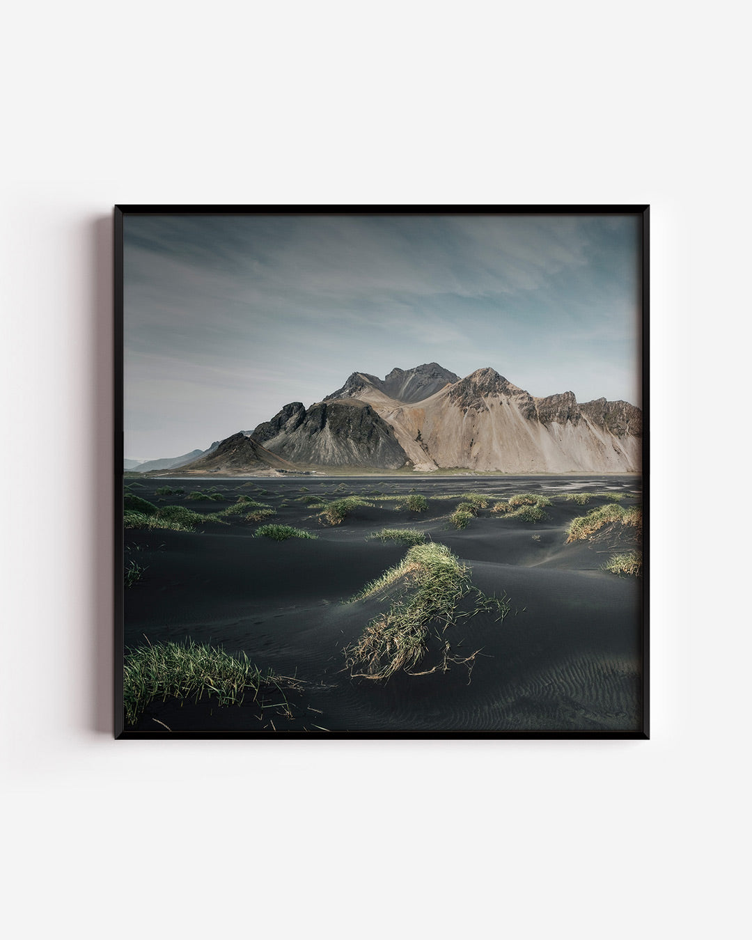 Berglandschap met gras poster – vierkante wanddecoratie – een indrukwekkend berglandschap met donkere zandduinen en