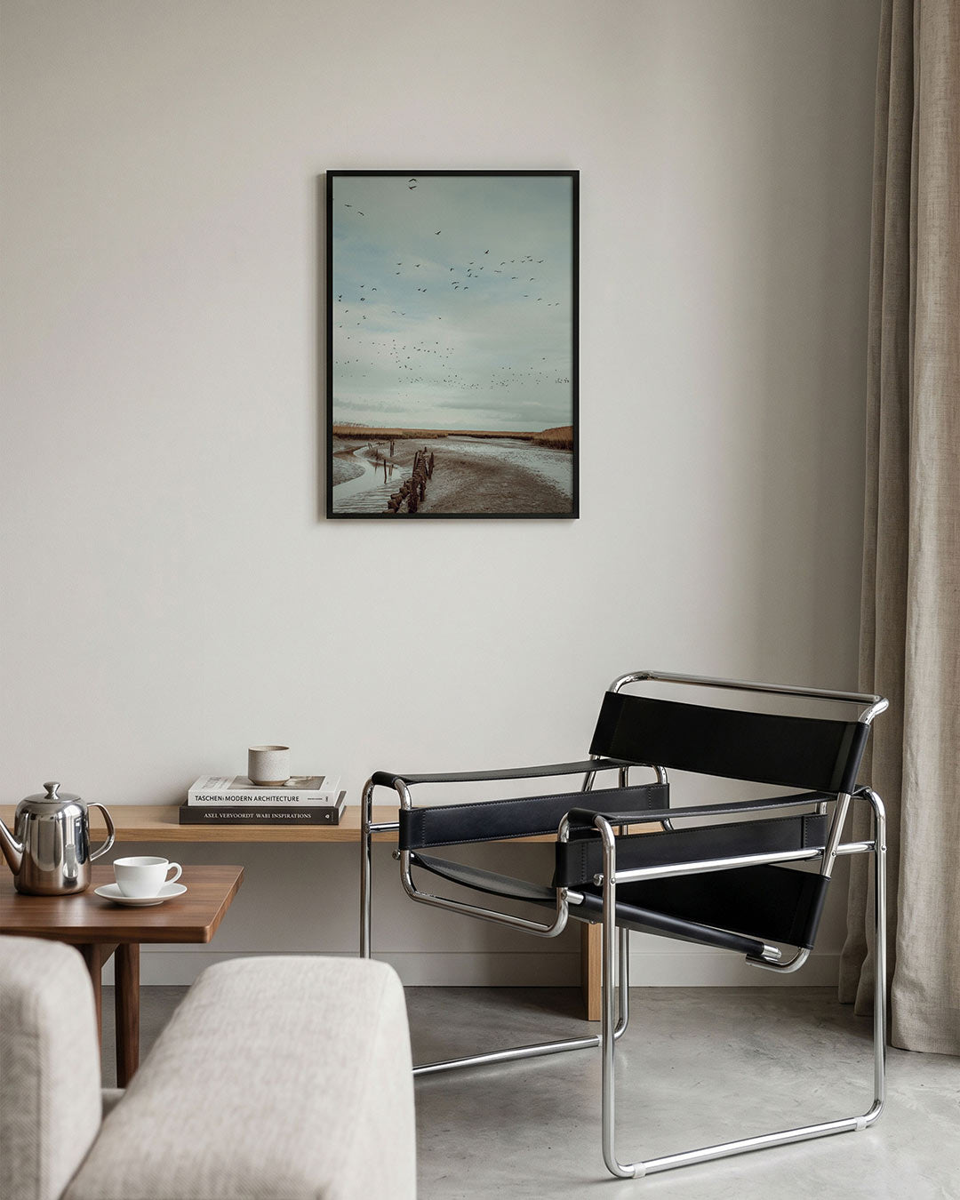 Vogels boven landschap poster – tweede productweergave – een serene lucht vol vogels boven een uitgestrekt landschap met