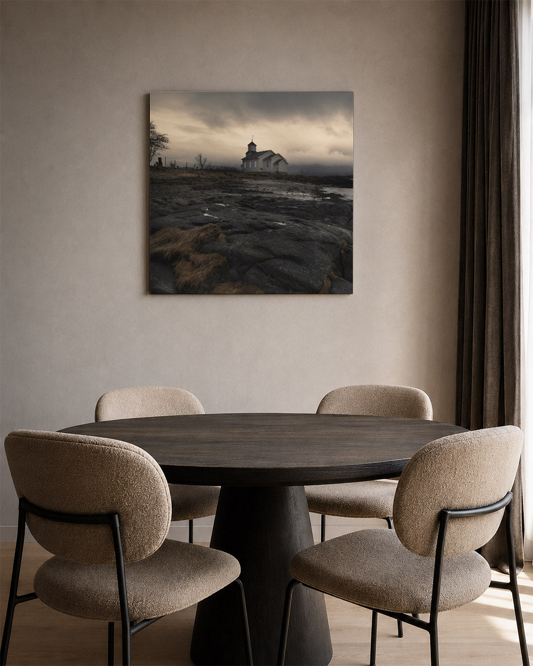 Rustiek landschap kunstwerk – tweede productweergave – een eenzaam gebouw staat op een rotsachtige kustlijn onder een