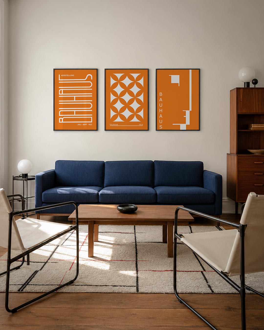 Lijnen en kleurvlakken driedelige posterset – deze posterset in drie delen toont een levendige oranje achtergrond met witte