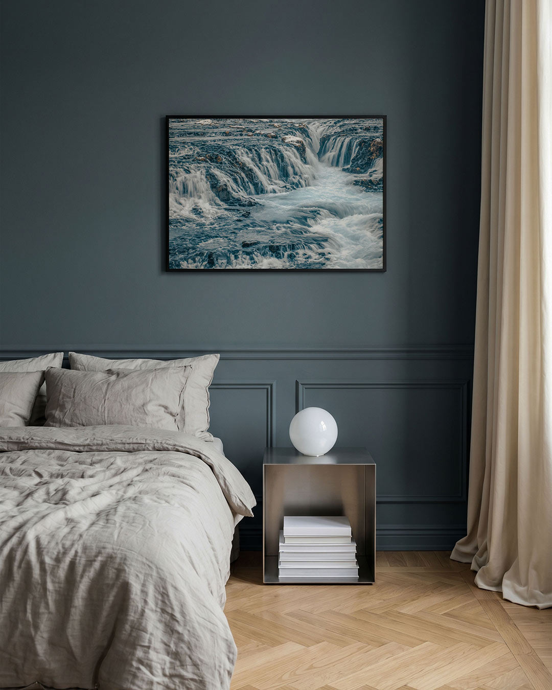 Waterval kracht poster – detailweergave – deze poster toont een krachtige waterval met stromend water over donkere rotsen. De