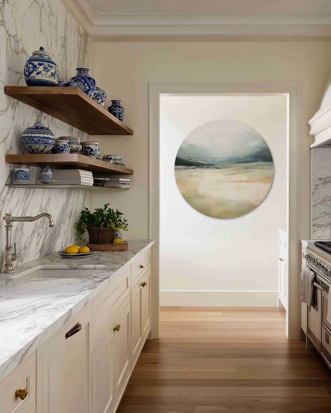 Landschap in beige en blauw – moderne abstracte muurcirkel voor aan de muur