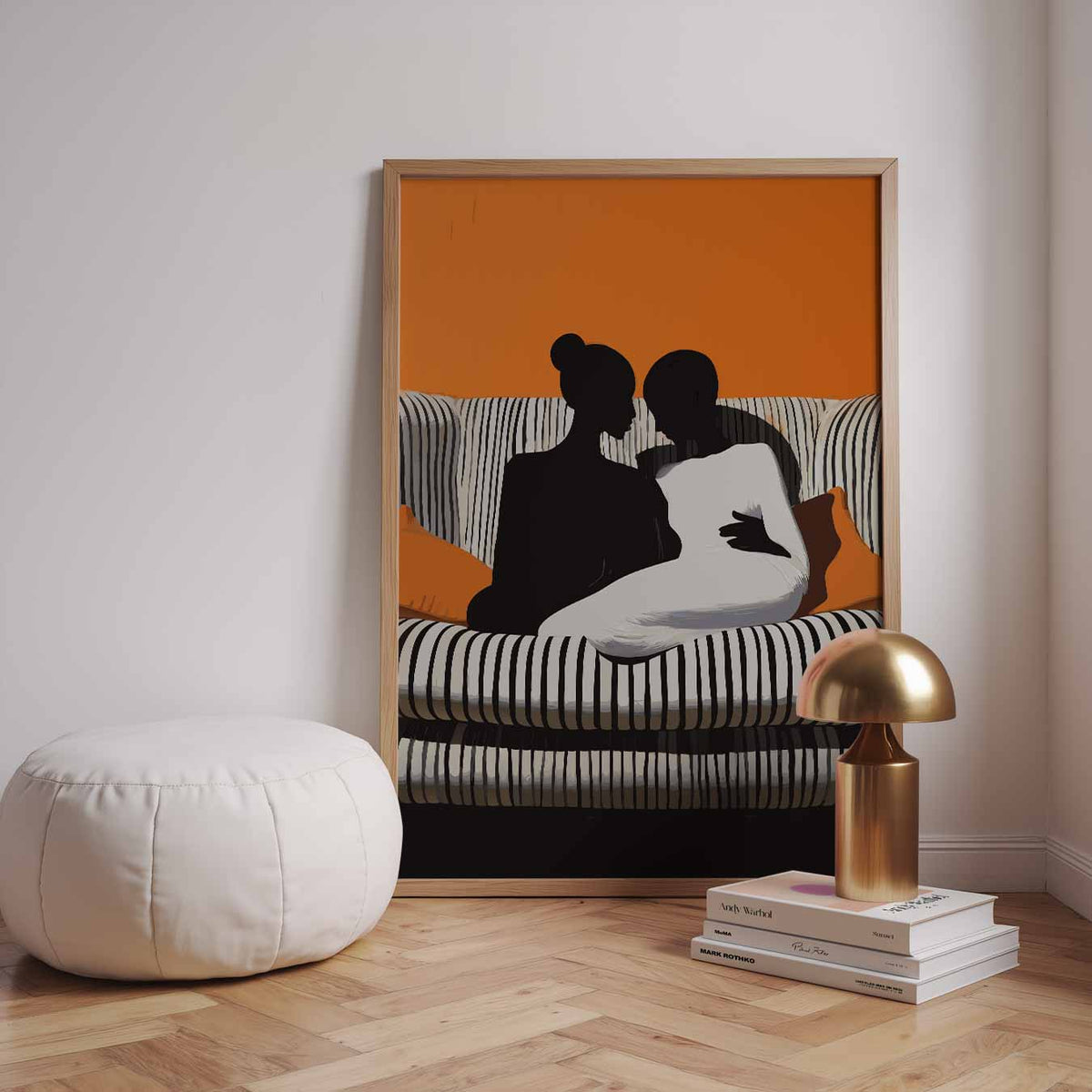 Intieme Silhouetten op Stijlvolle Bank – staande zomer wanddecoratie van WallArtistic
