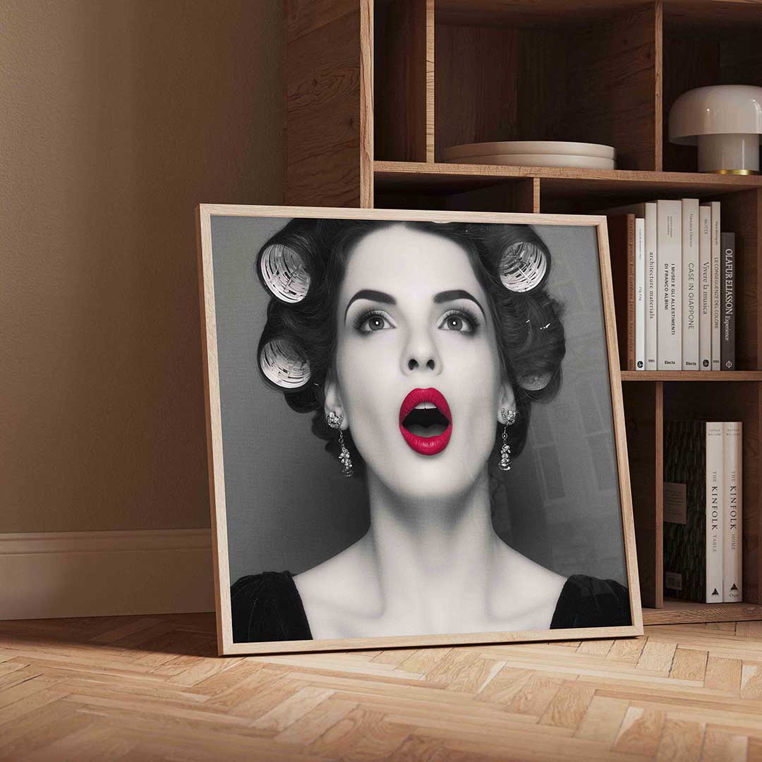 Vrouw met rode lippen – vierkante Pop Art wanddecoratie van WallArtistic
