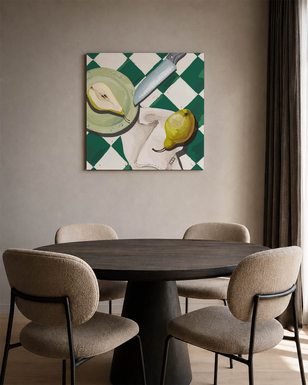 Fruit en mes compositie kunstwerk – vierkante wanddecoratie – dit werk toont een gesneden peer op een bord, een mes en een