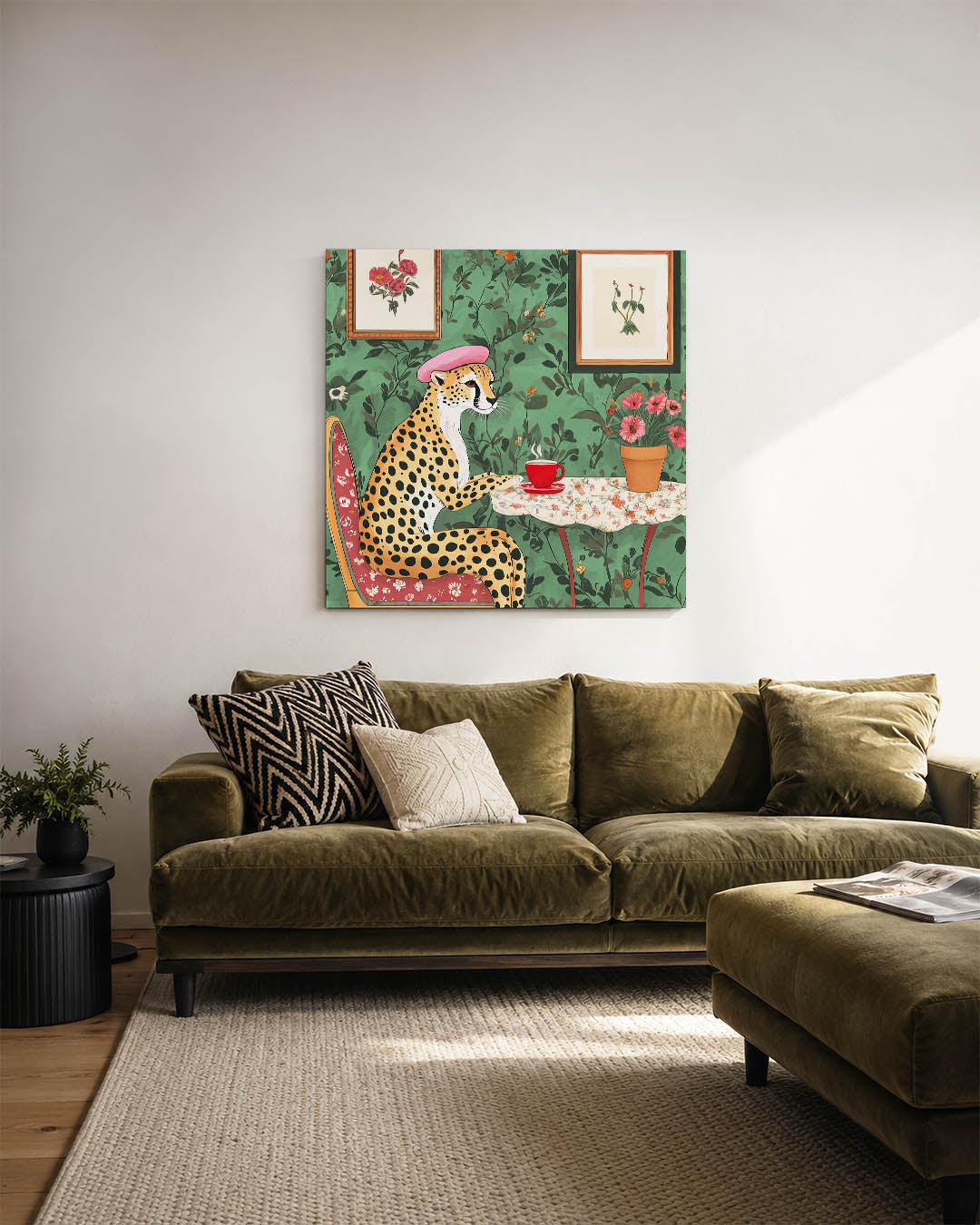 Dromerige dierenkamer kunstwerk – sfeerbeeld – dit kunstwerk toont een dier met een roze hoed, zittend aan een tafel met