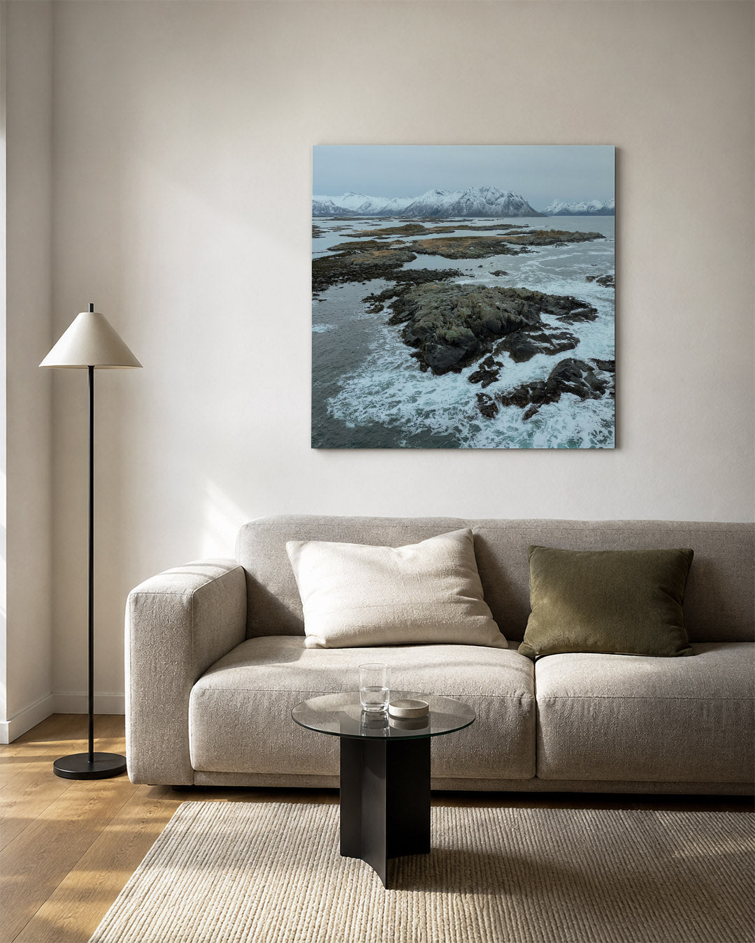 Rotsachtige kustlijn kunstwerk – vierkante wanddecoratie – een serene kustlijn met ruige rotsen en kalm water, omgeven door