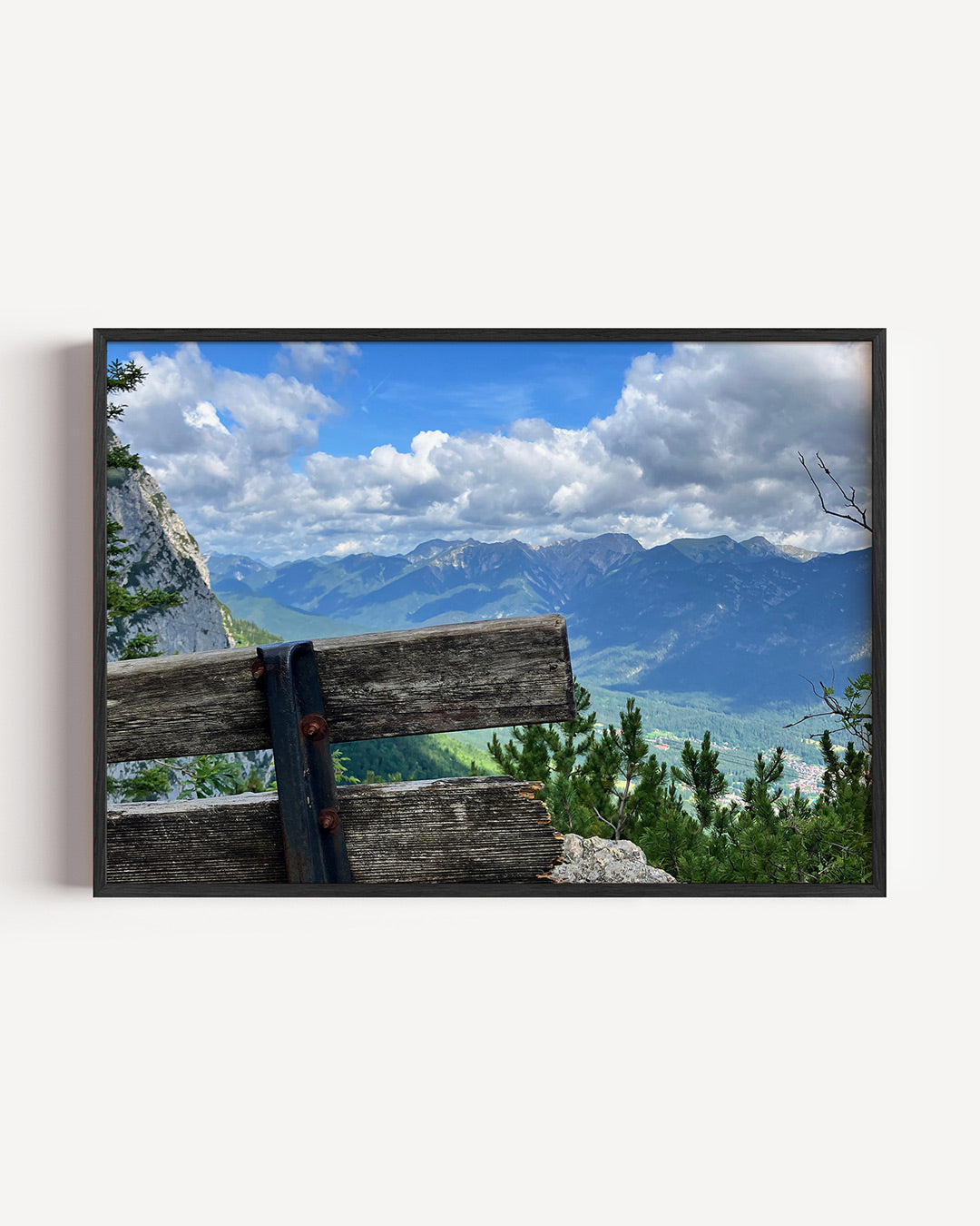 Berglandschap met bank poster – liggende wanddecoratie – een verweerde houten bank staat op de voorgrond met daarachter een