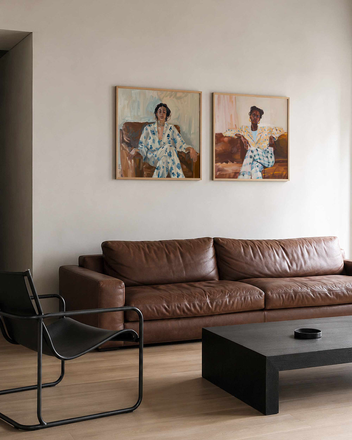Interieurpresentatie van een tweedelige vierkante posterset met zittende vrouwen