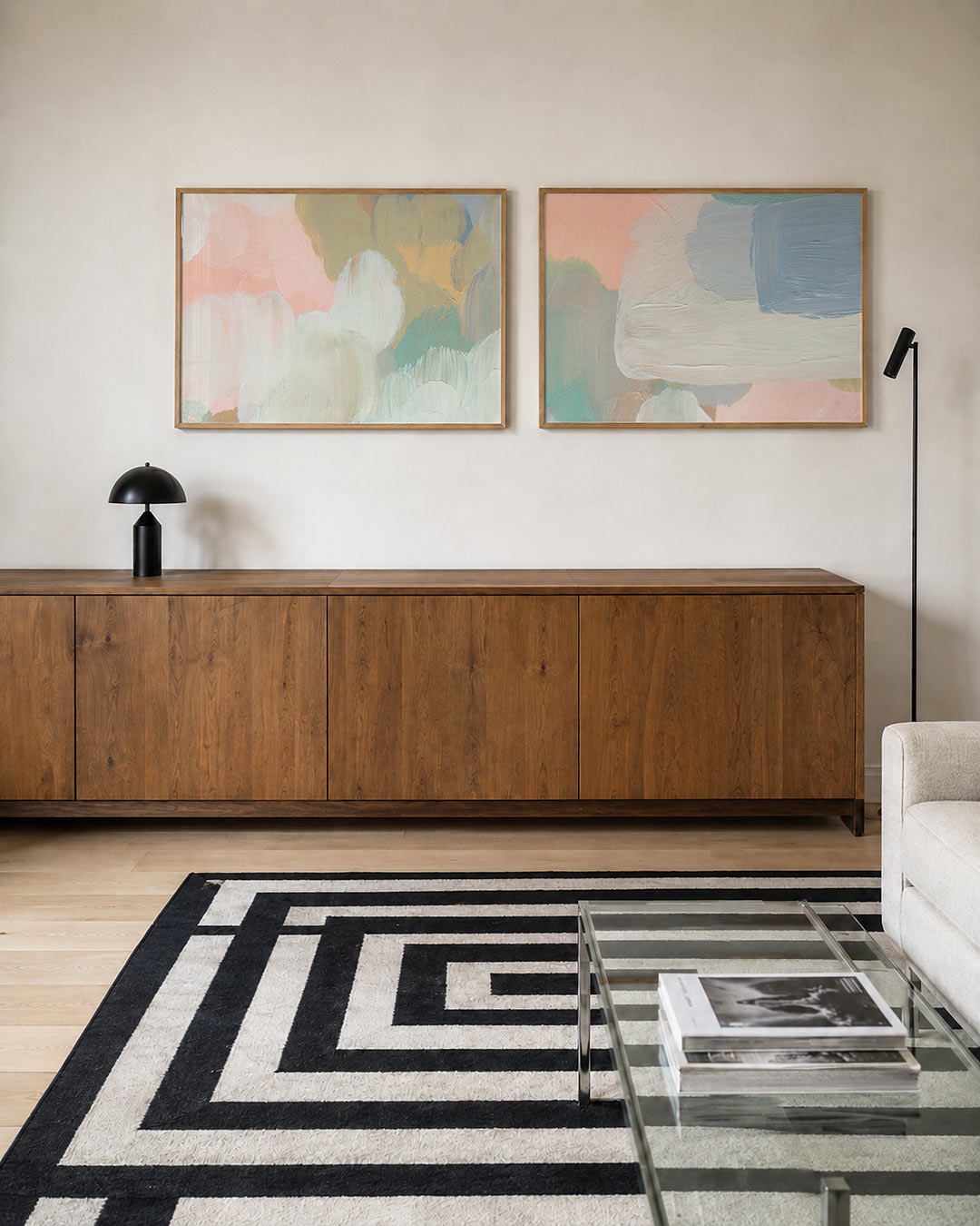 Interieurbeeld met twee liggende posters: deze tweedelige posterset heeft zachte pastelkleuren