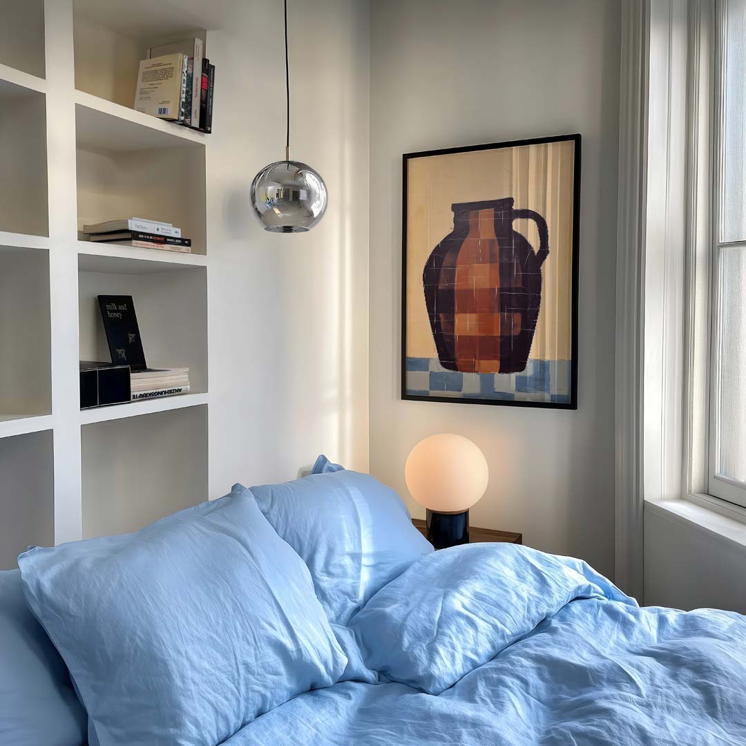 Rustieke Vaas op Checker Blue – staande abstracte wanddecoratie van WallArtistic