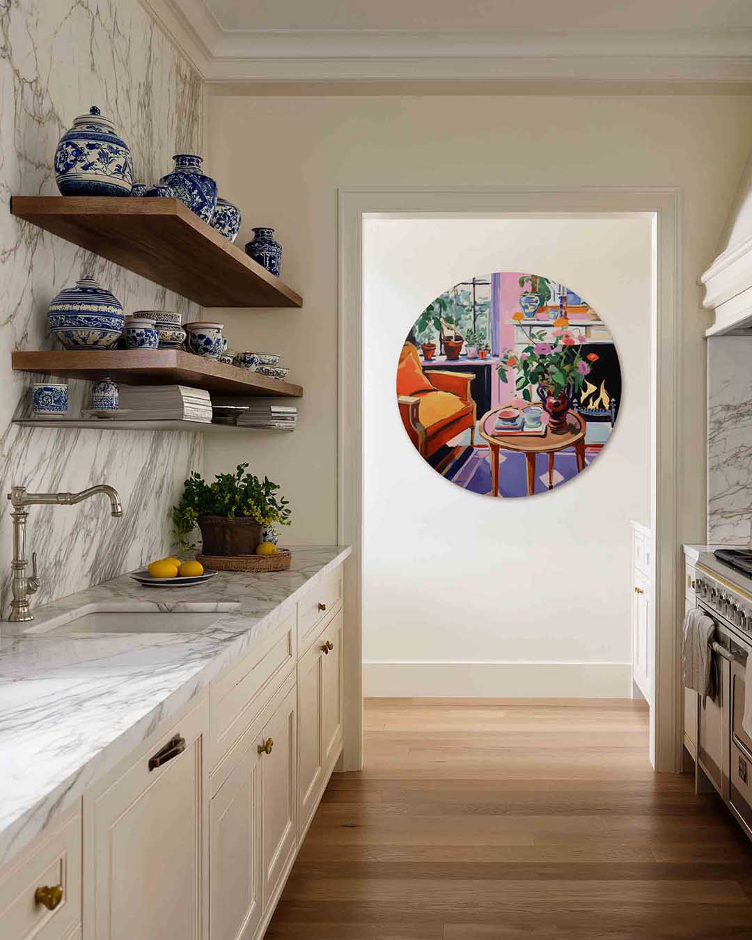 Interieur met bloemen – moderne abstracte muurcirkel voor aan de muur