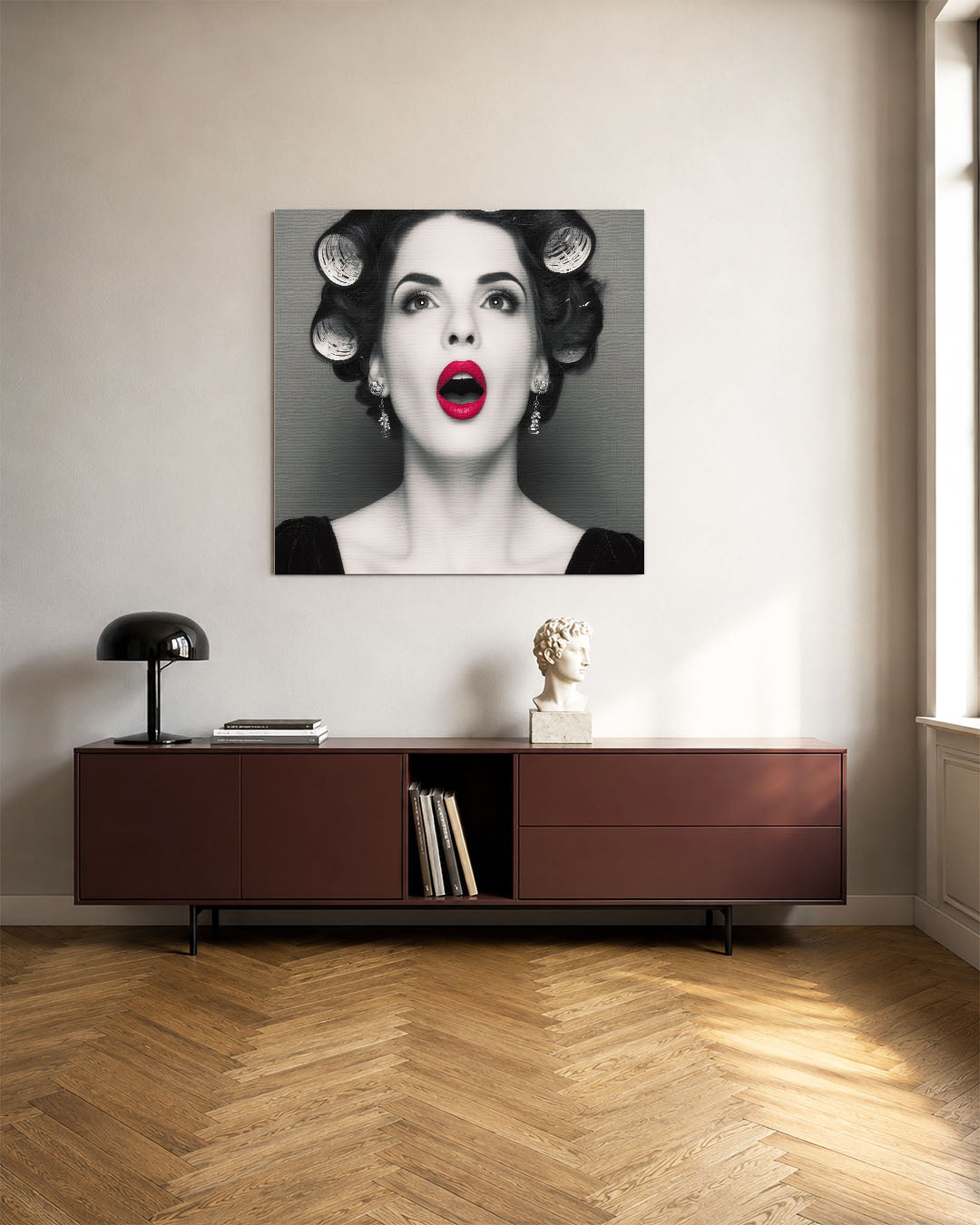 Portret kunstwerk – tweede productweergave – dit werk toont een vrouw met opvallende rode lippen en krulspelden. De zwart-wit