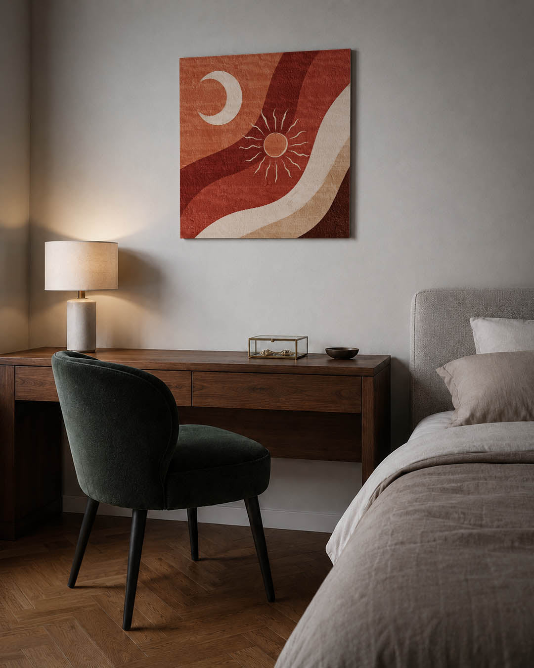 Golvende zon en maan kunstwerk – sfeerbeeld – dit werk toont vloeiende lijnen in warme tinten met een halve maan en zon. De