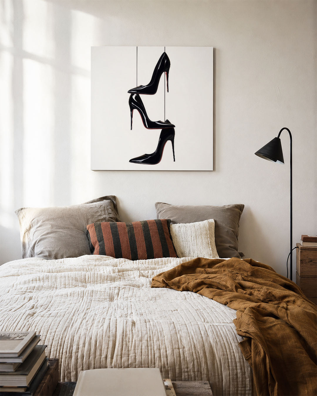 Gestapelde schoenen kunstwerk – detailweergave – dit werk toont drie zwarte hoge hakken die verticaal gestapeld zijn tegen
