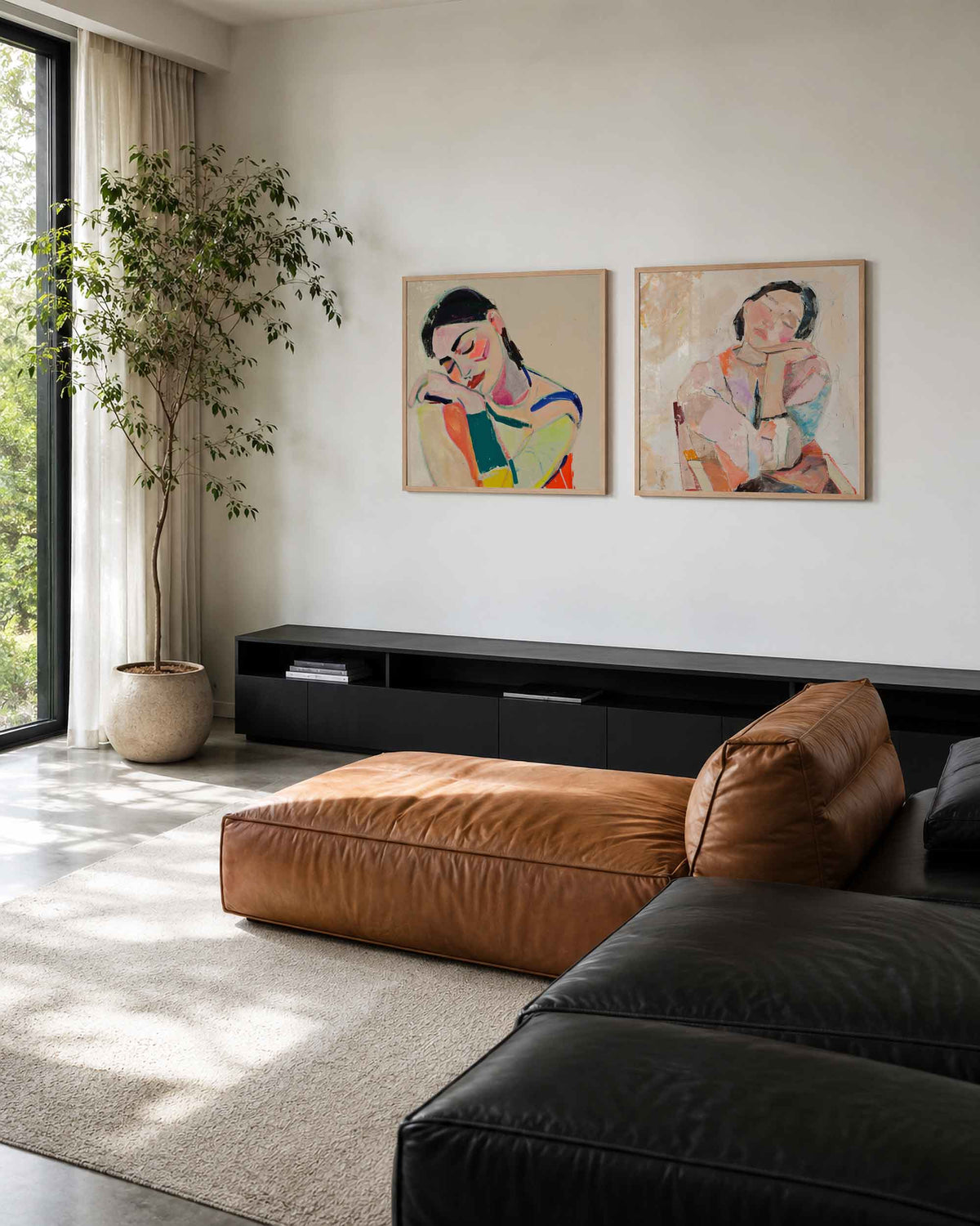 Interieurpresentatie van een tweedelige vierkante posterset met twee expressieve portretten