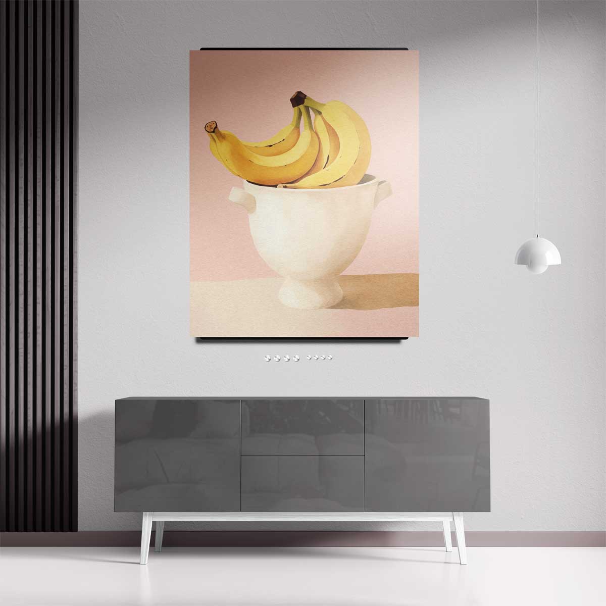 Bananen in een Witte Kom op Roze Achtergrond – kunstwerk met zwarte baklijst