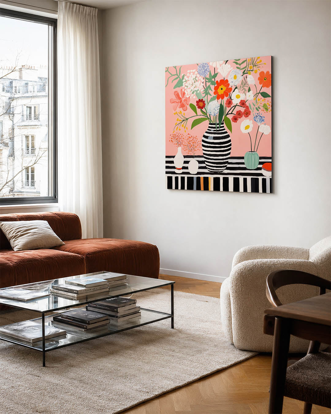 Bloemrijke compositie kunstwerk – vierkante wanddecoratie – dit kunstwerk toont een levendig boeket in een gestreepte vaas