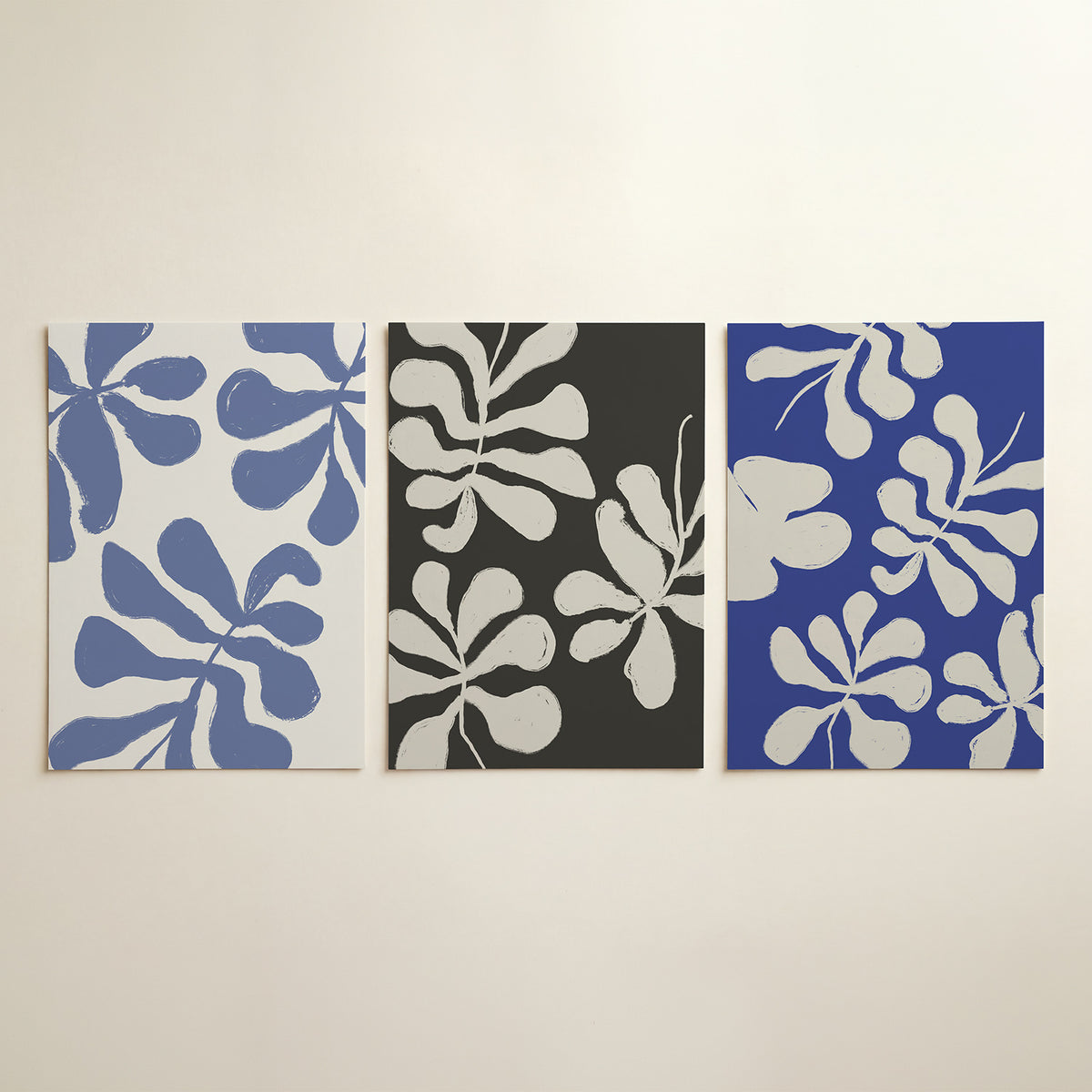 Vorm en kleurenspel – driedelige posterset in interieur