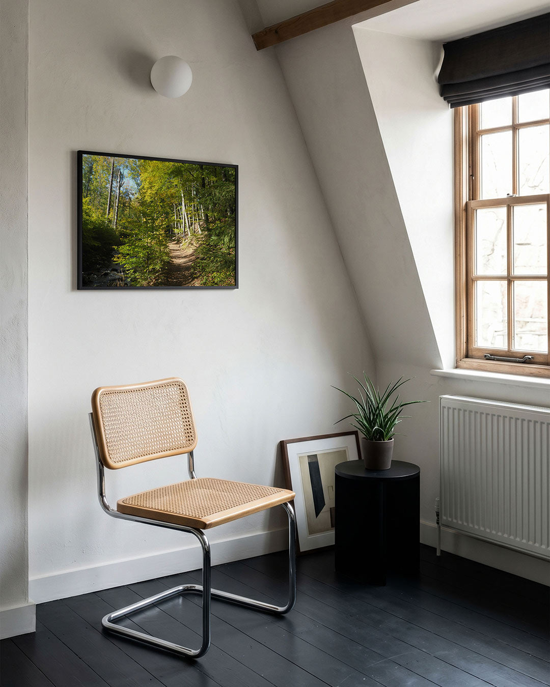 Boswandeling pad poster – tweede productweergave – een zonnig pad omringd door hoge bomen en groene bladeren. Het licht