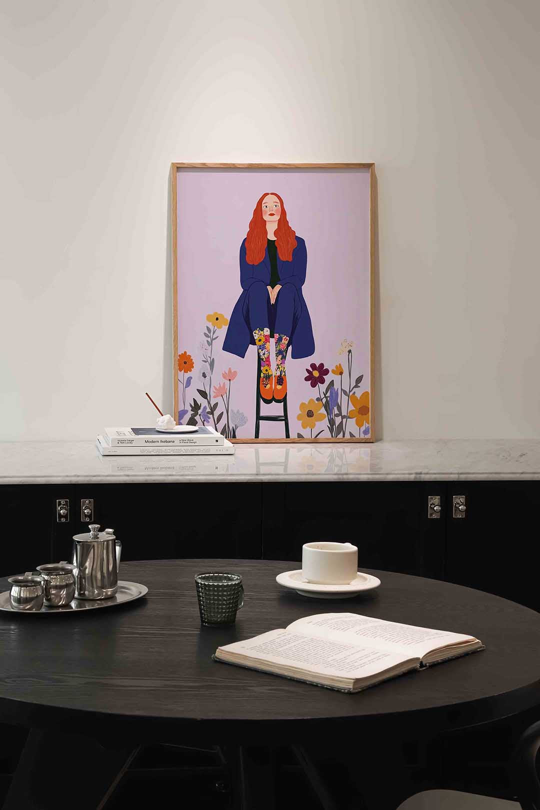 Vrouw op kruk met bloemen – moderne poster in staand formaat