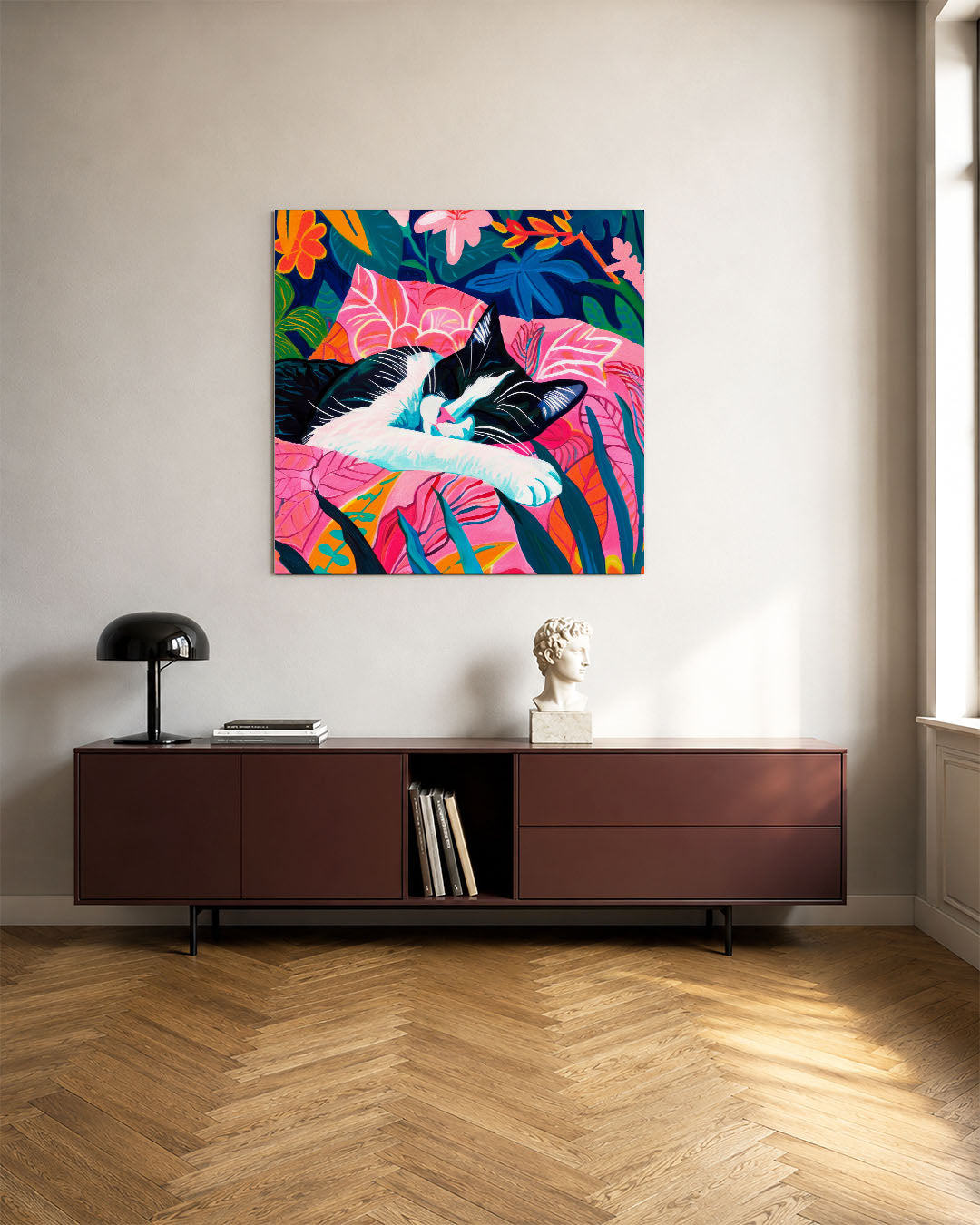 Dromerige kat kunstwerk – tweede productweergave – dit kunstwerk toont een ontspannen kat te midden van levendige bladeren en