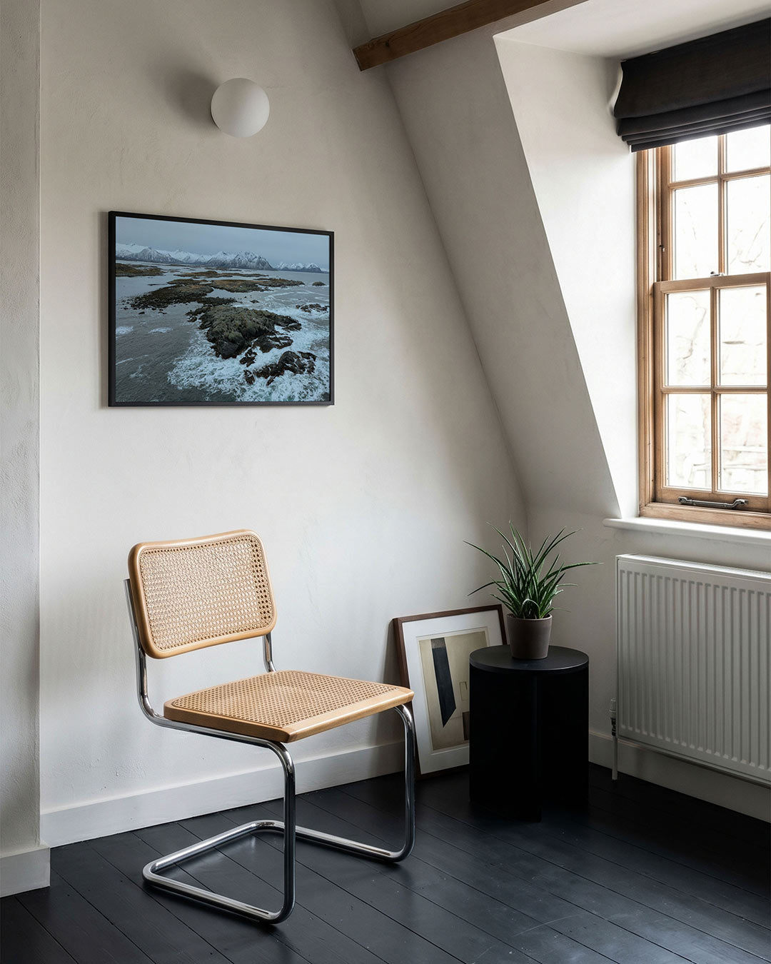 Kustlandschap met bergen poster – tweede productweergave – een serene kustlijn met ruige rotsen en kalme golven, omlijst door
