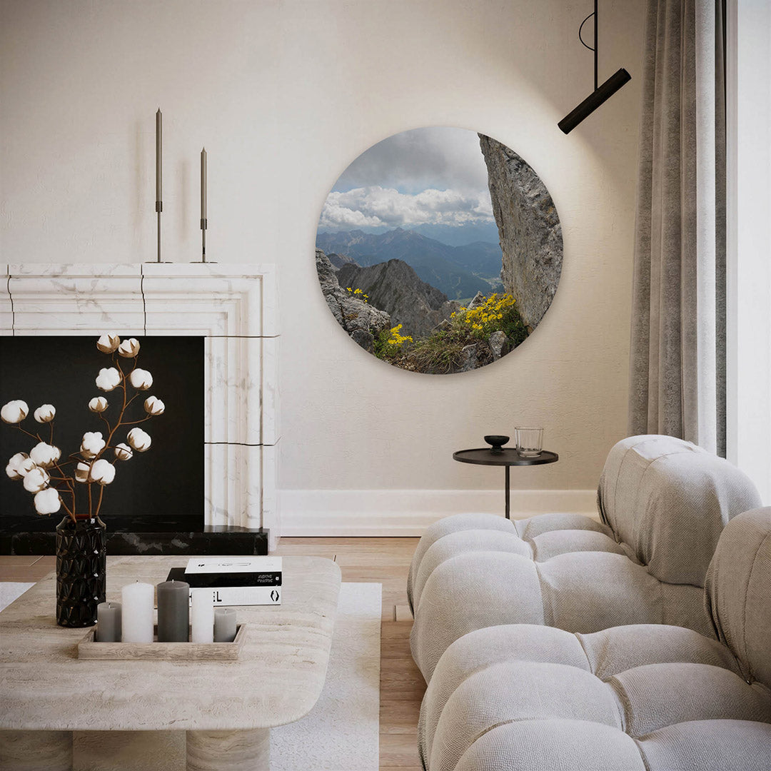 Berglandschap met bloemen – ronde fotografie wanddecoratie van WallArtistic