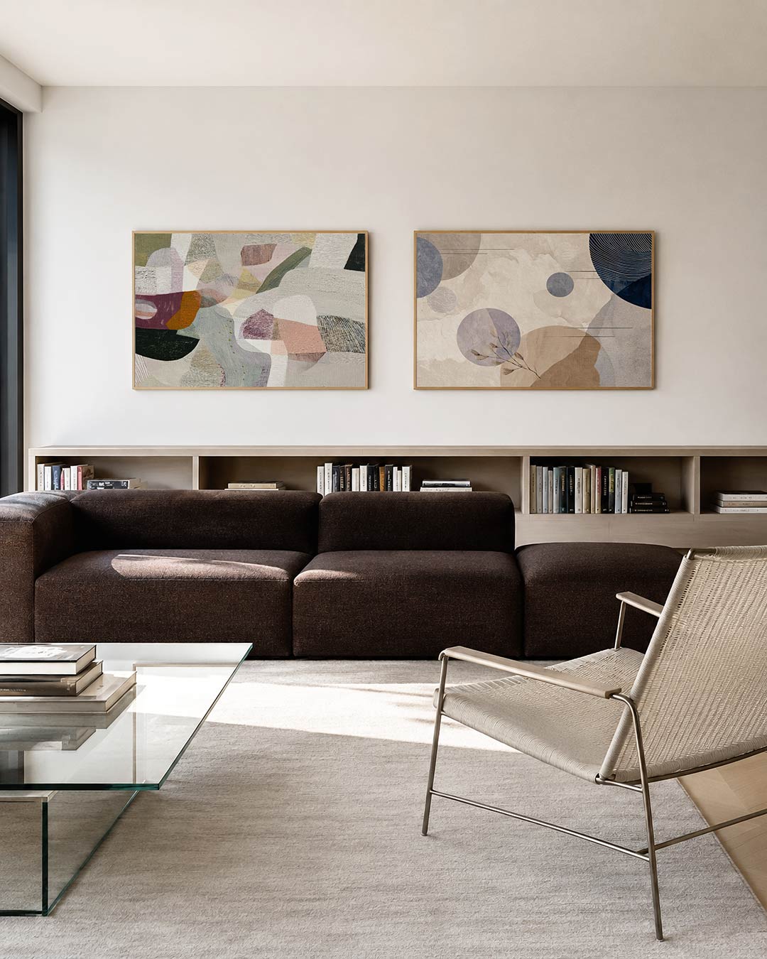 Twee liggende posters met lijnen in zachte kleurvlakken, aan de muur in een interieur