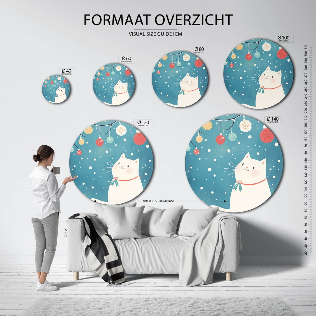 Witte kat met kerstballen Muurcirkel – extra productweergave – Een witte kat kijkt omhoog naar kleurrijke kerstballen tegen