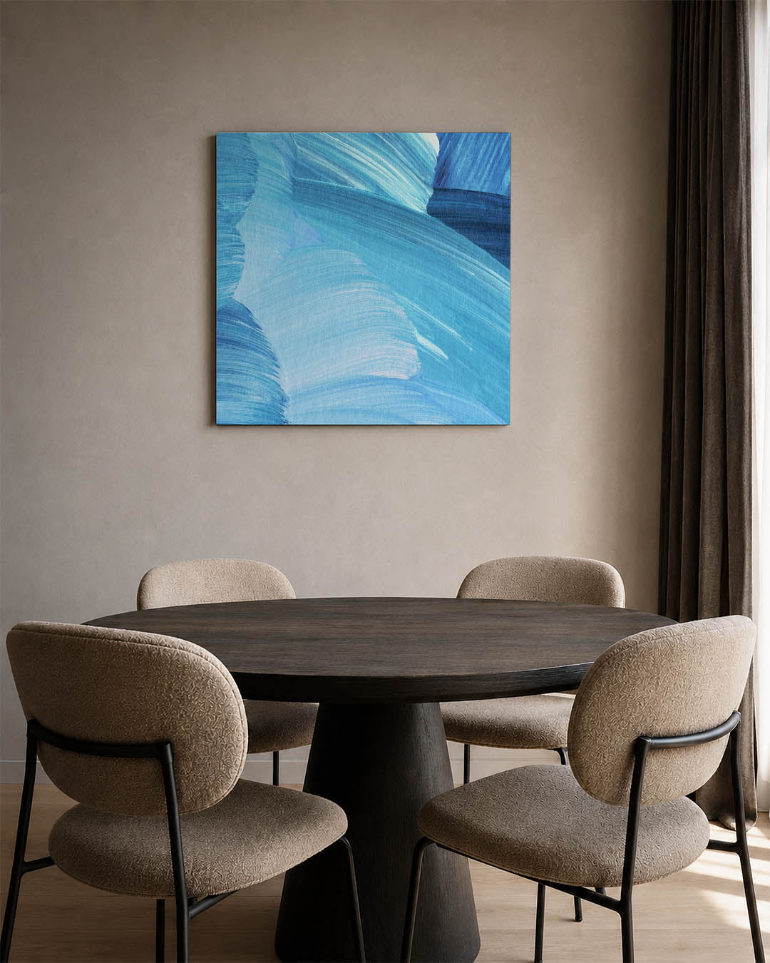 Dynamische blauwe strokes kunstwerk – derde productweergave – dit kunstwerk toont vloeiende penseelstreken in verschillende