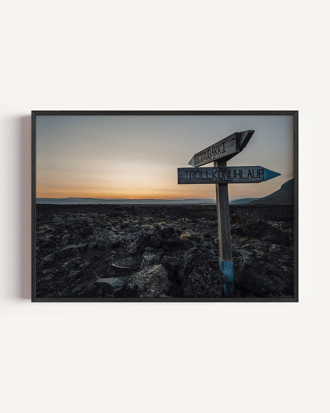 Landschap met wegwijzer poster – liggende wanddecoratie – een wegwijzer staat in een ruig landschap bij zonsondergang. De