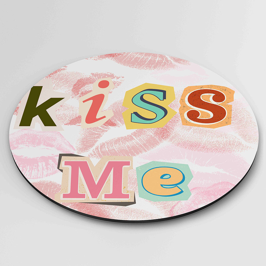 Kiss me – kleurrijke wandkunst als muurcirkel