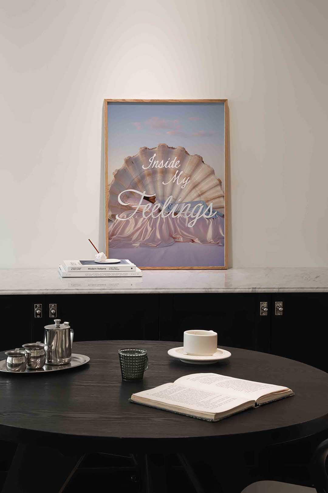 Schelp en bed – abstracte poster in staand formaat