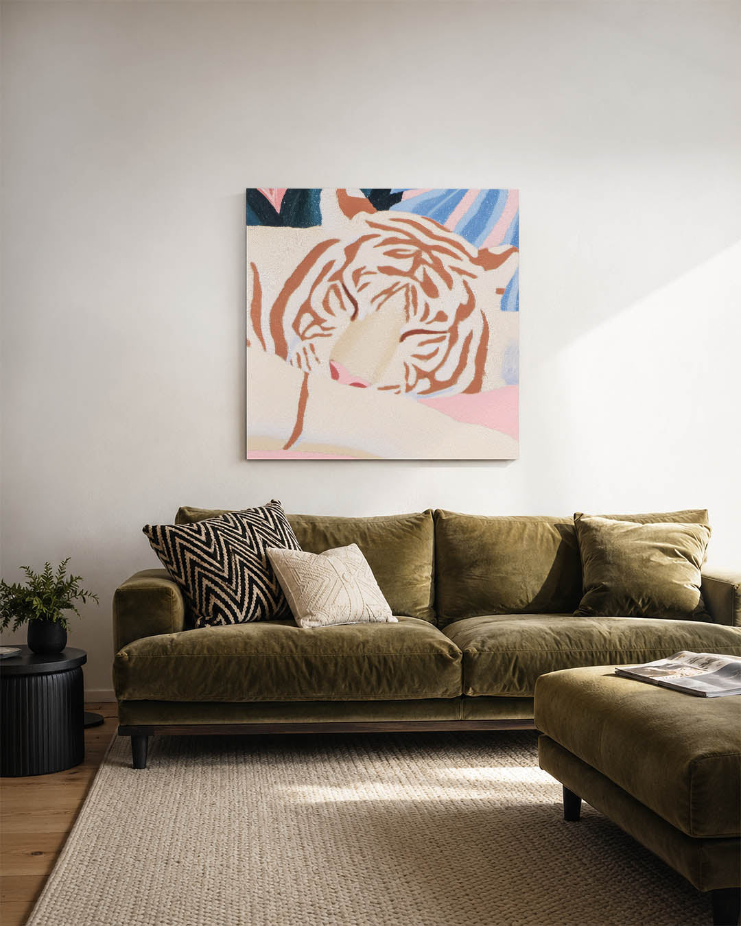 Dromerige tijger kunstwerk – sfeerbeeld – dit werk toont een liggende tijger met zachte lijnen en kleuren. De compositie is